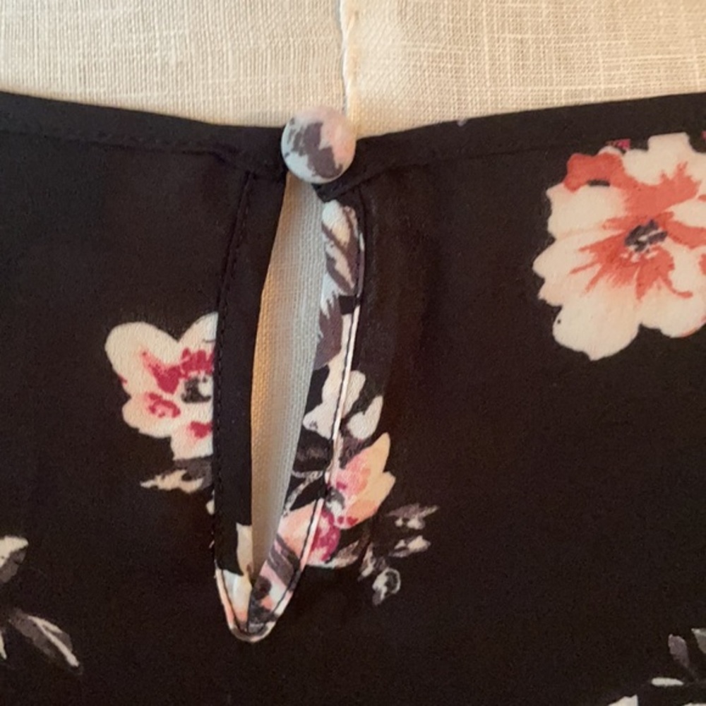 Torrid Black Flowered Blouse 100% Polyester Size 1 - image 5